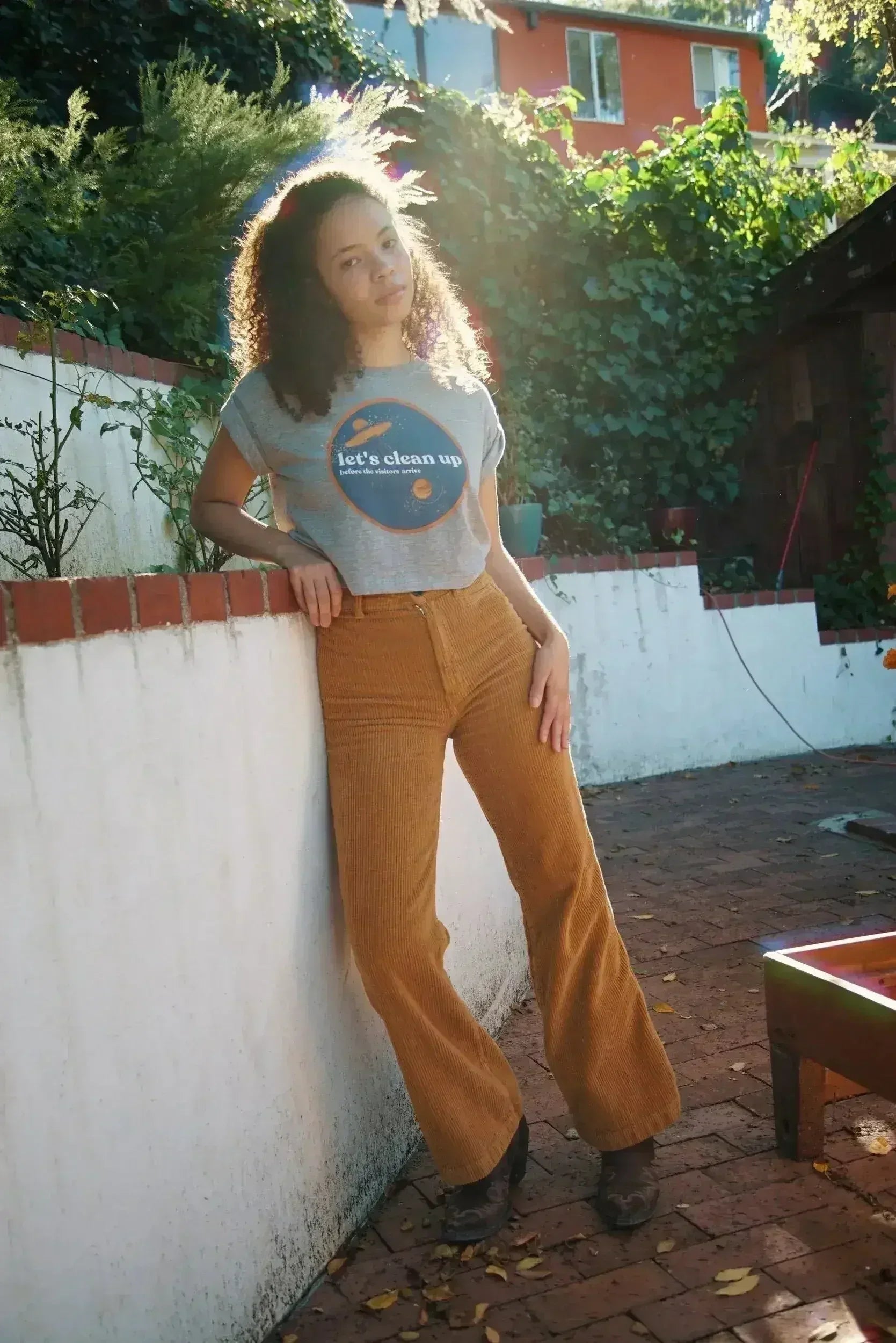 Let's Clean Up Badge Crop Top - Femstylo