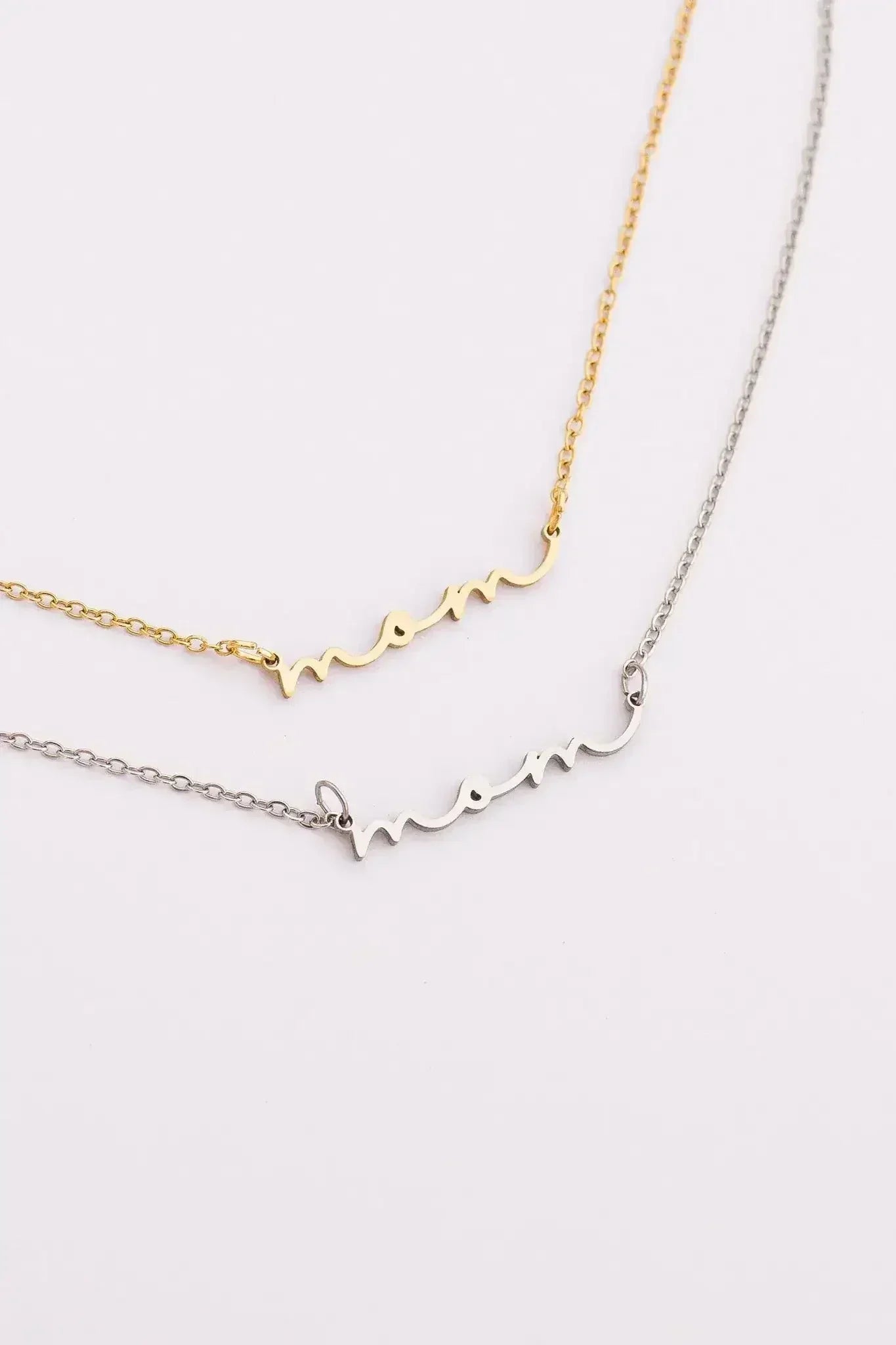 "Mom" Necklace - Femstylo
