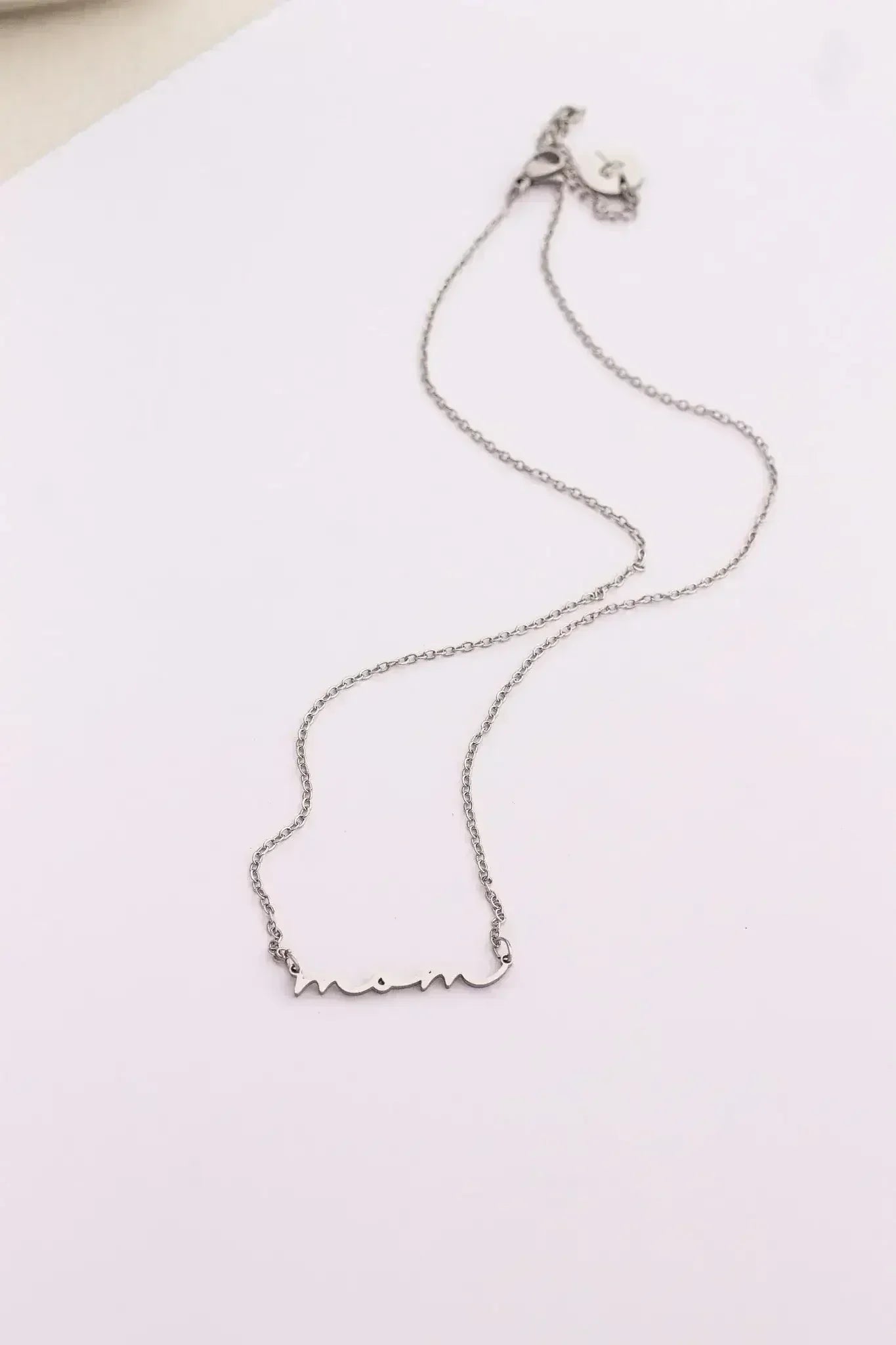 "Mom" Necklace - Femstylo
