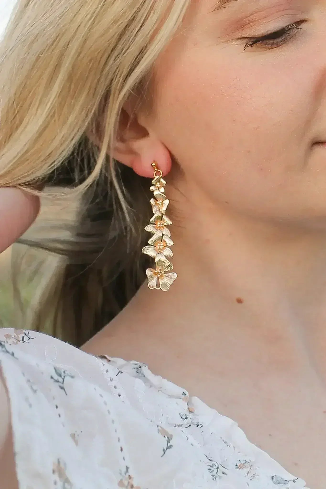 Annabeth Flower Dangle in Gold - Femstylo