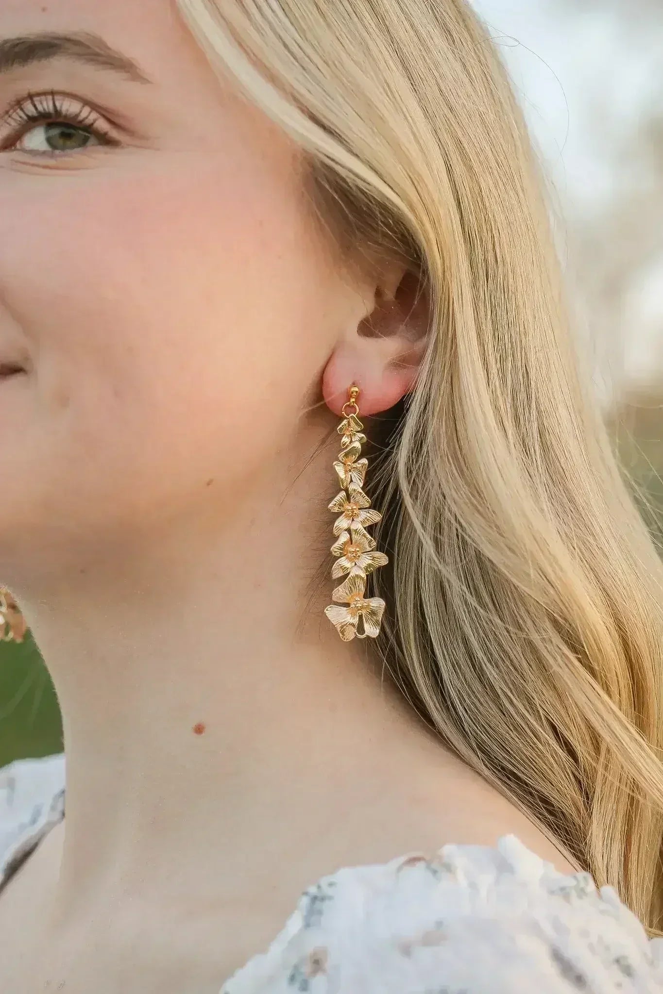Annabeth Flower Dangle in Gold - Femstylo