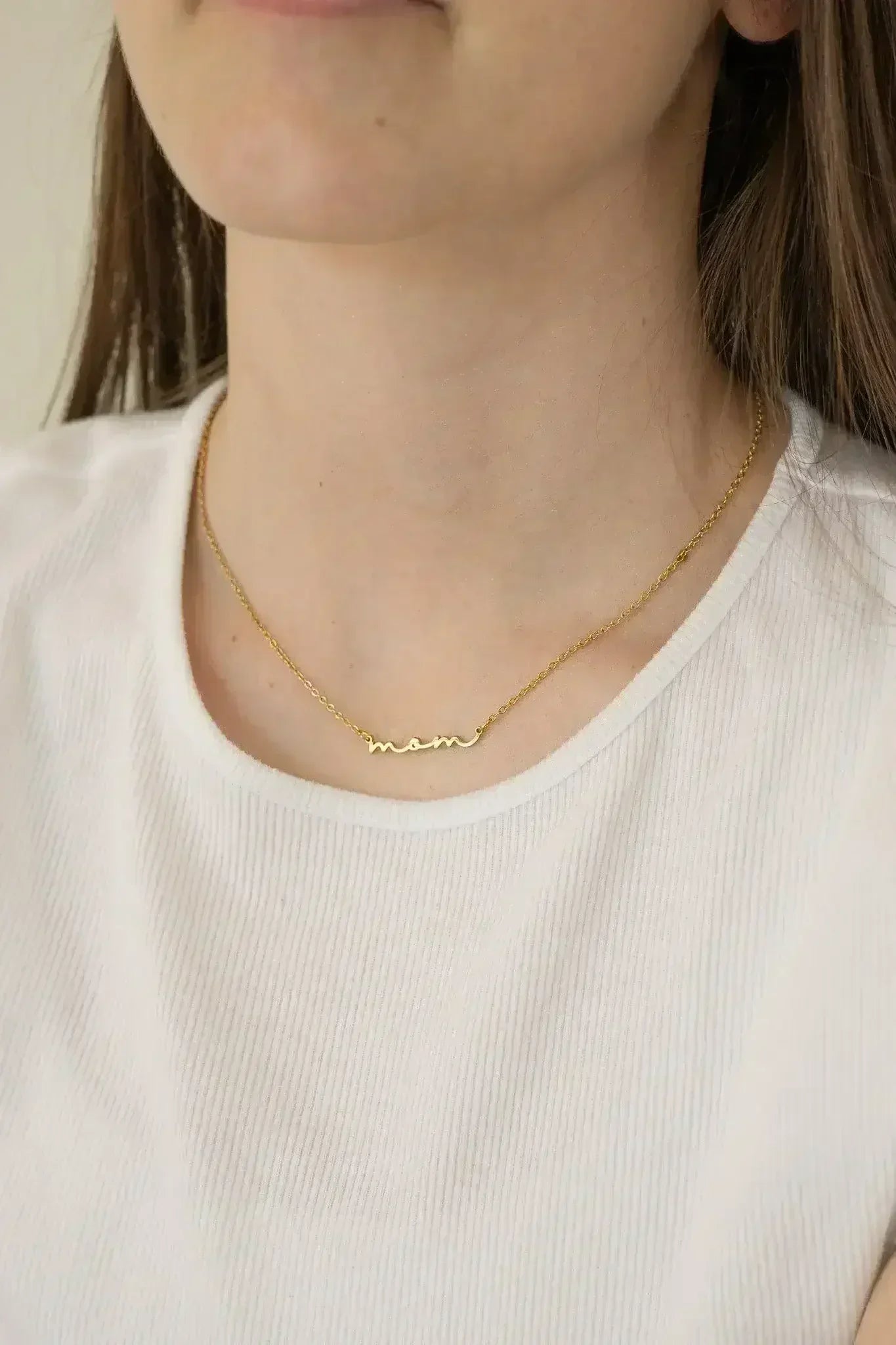 "Mom" Necklace - Femstylo