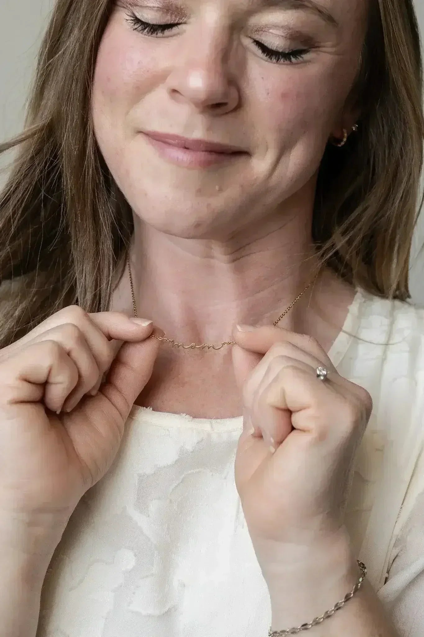 "Mom" Necklace - Femstylo