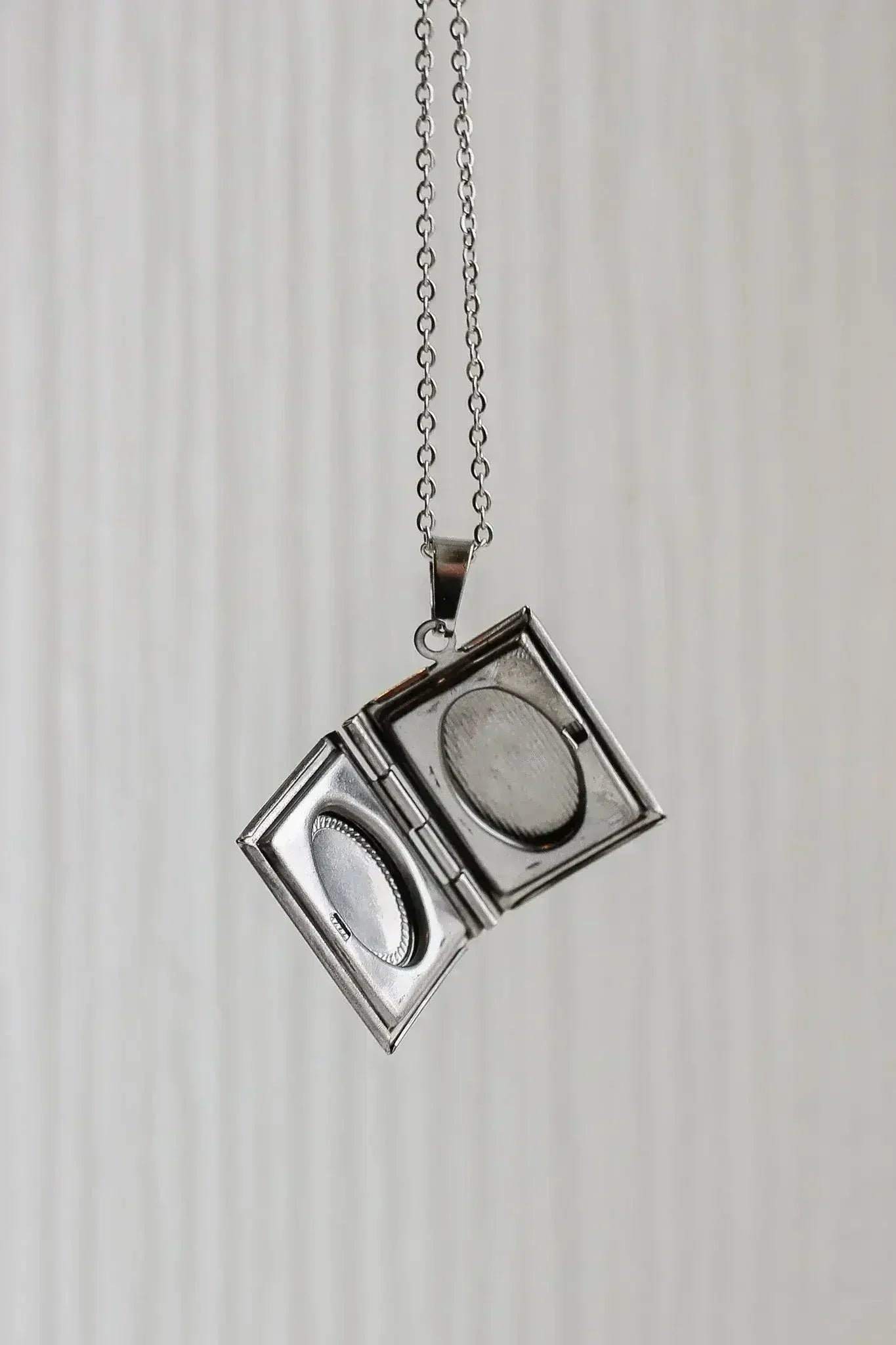 Library Locket - Femstylo