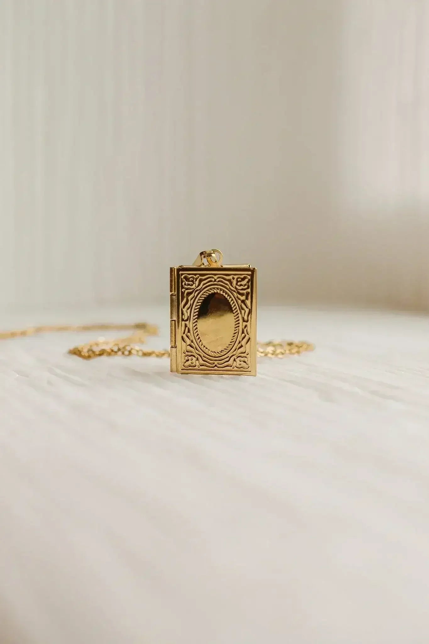 Library Locket - Femstylo