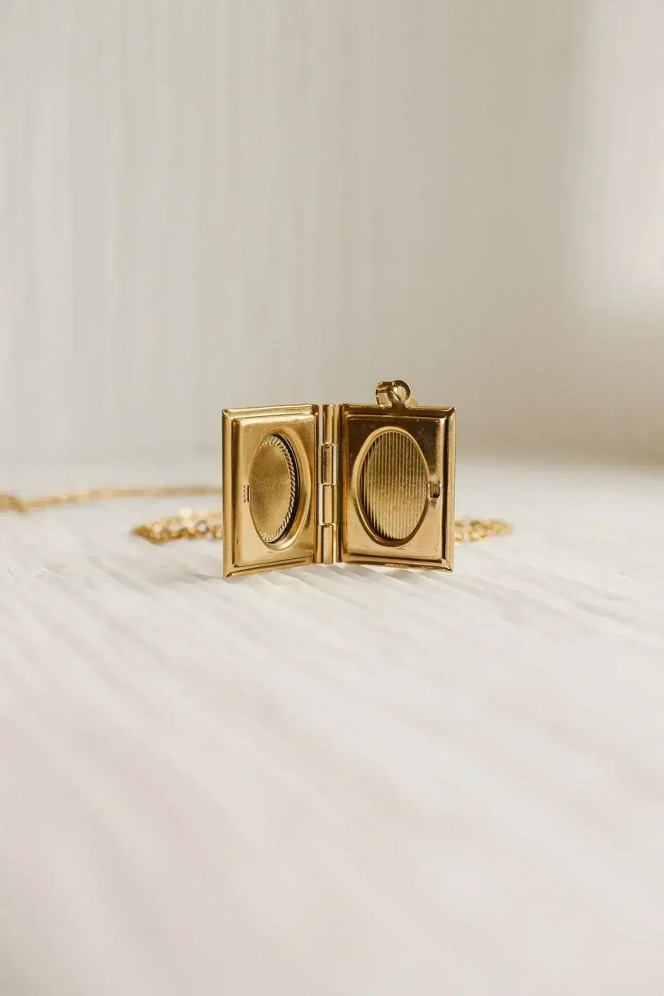 Library Locket - Femstylo