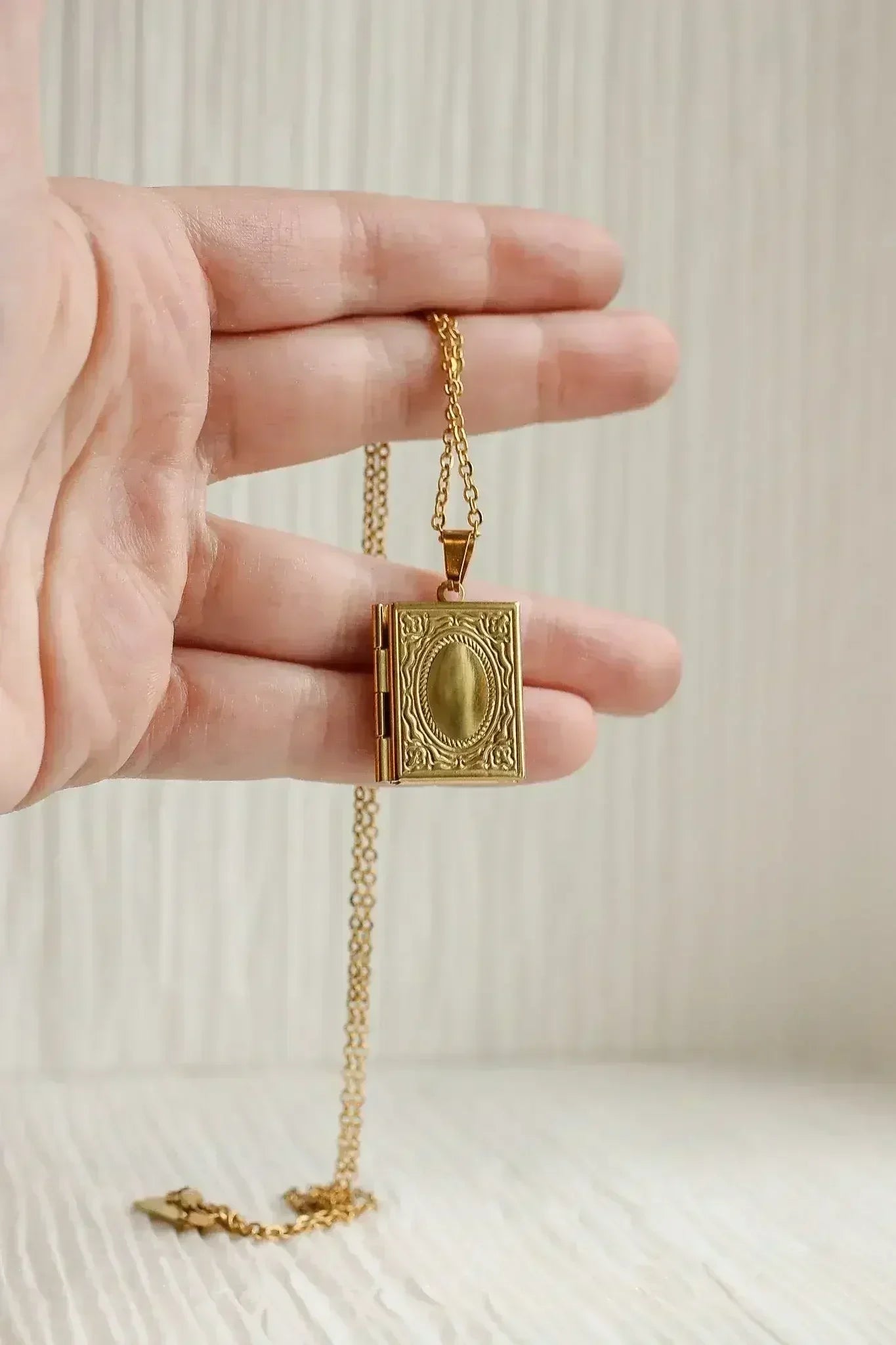 Library Locket - Femstylo