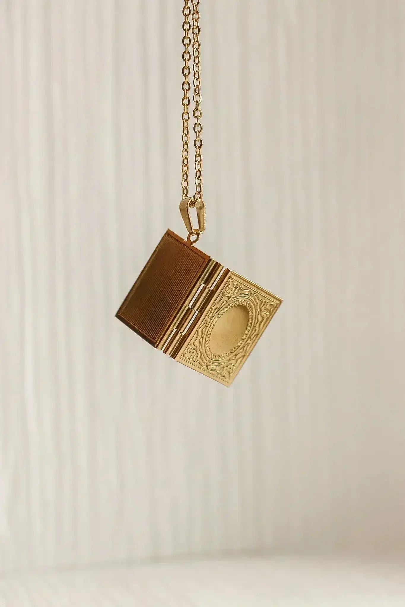 Library Locket - Femstylo