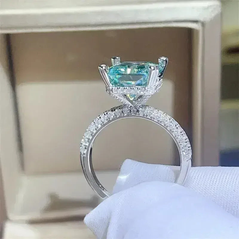 LuxeJewels™ – ParaGreen Royal – 5K Moissanite Signature Ring - Femstylo