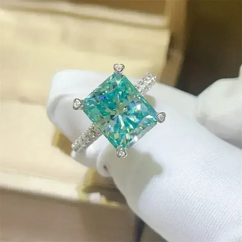 LuxeJewels™ – ParaGreen Royal – 5K Moissanite Signature Ring - Femstylo