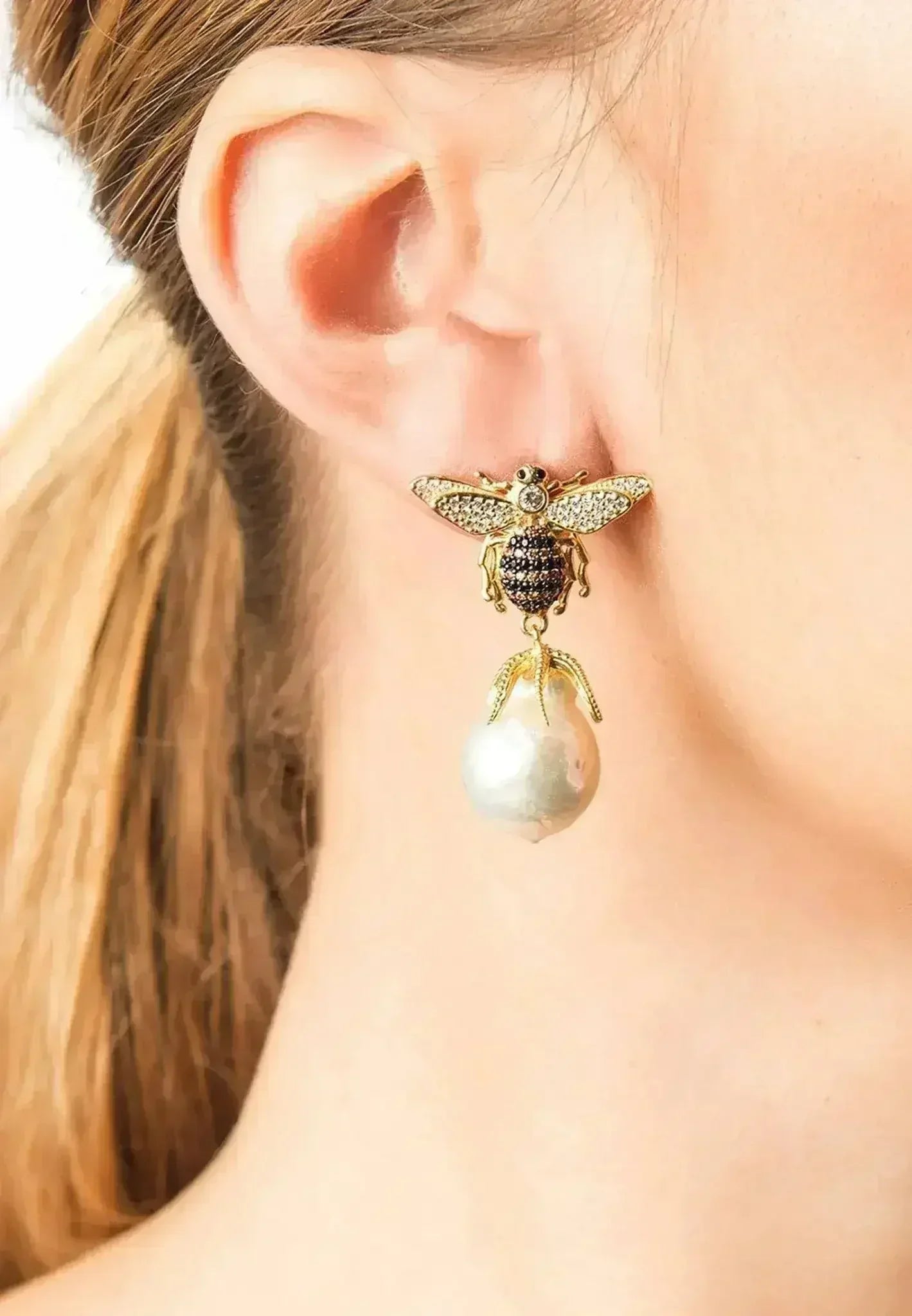 Baroque Pearl Honey Bee Drop Earrings Gold - Femstylo