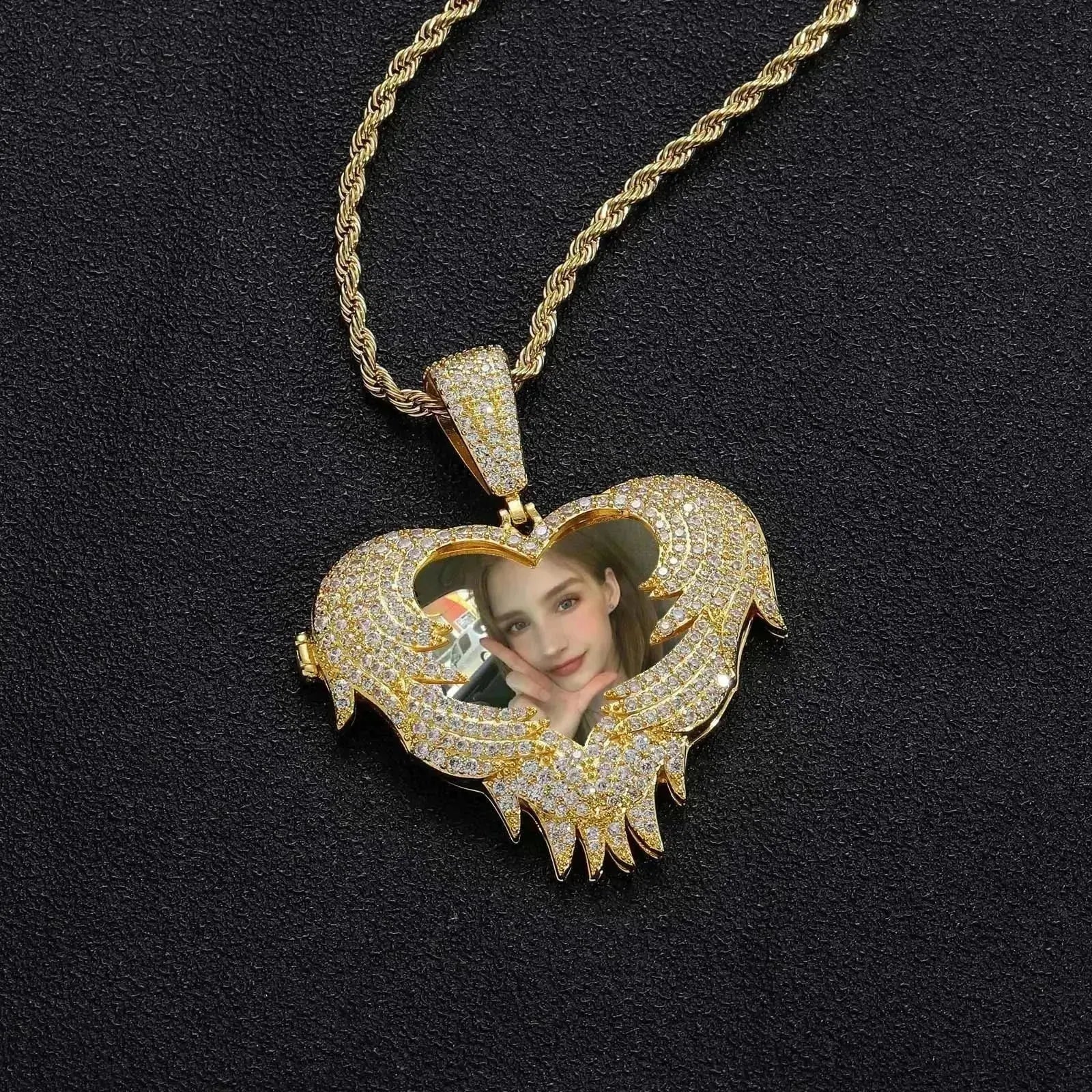 LoveShell™ – Custom Clamshell Heart Photo Pendant | Iced Out Zircon - Femstylo