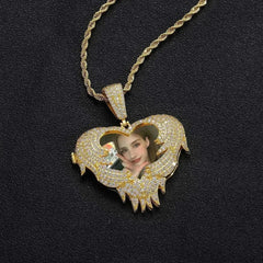LoveShell™ – Custom Clamshell Heart Photo Pendant | Iced Out Zircon - Femstylo