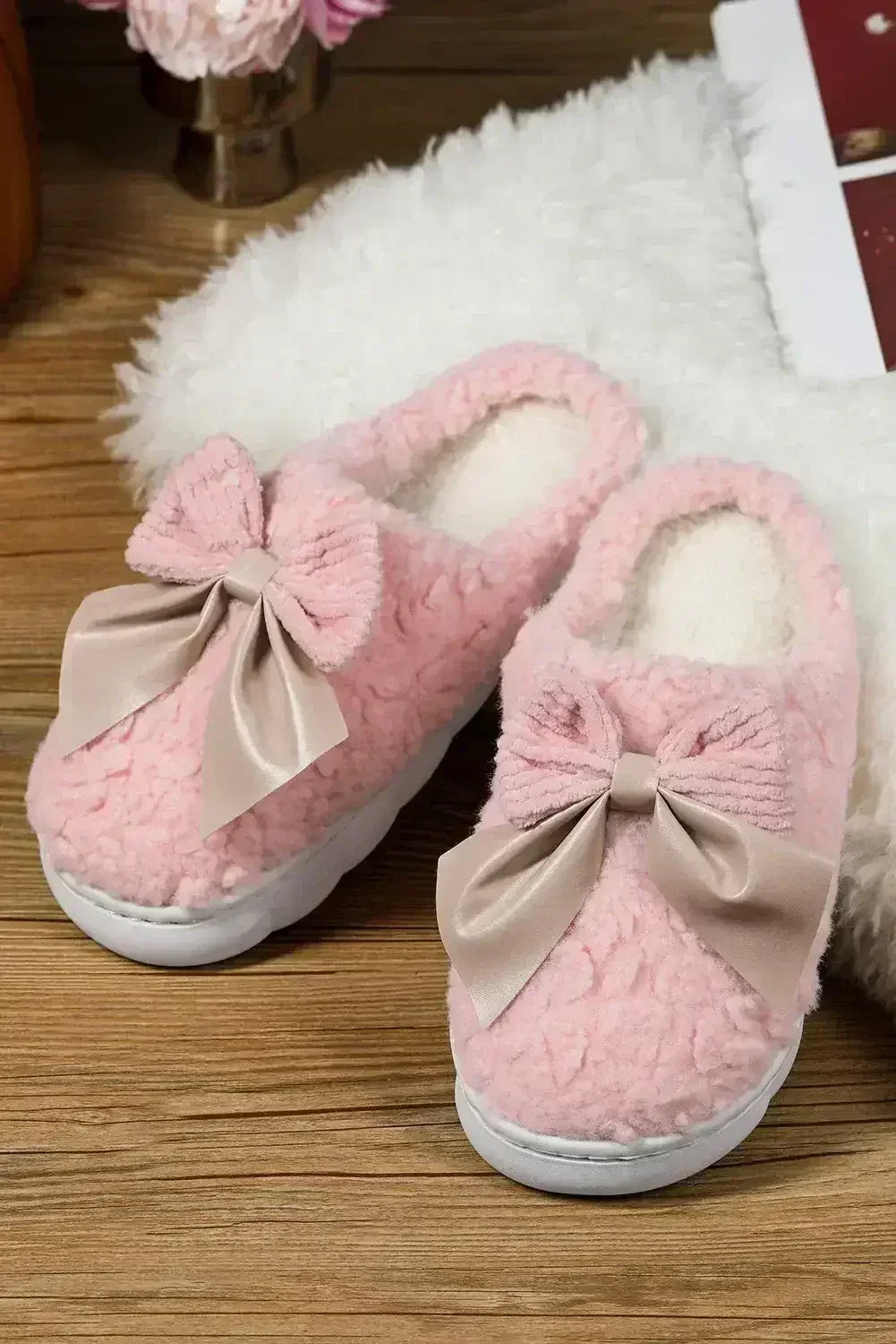 White Contrast Bowknot Applique Plush Winter Slippers - Femstylo