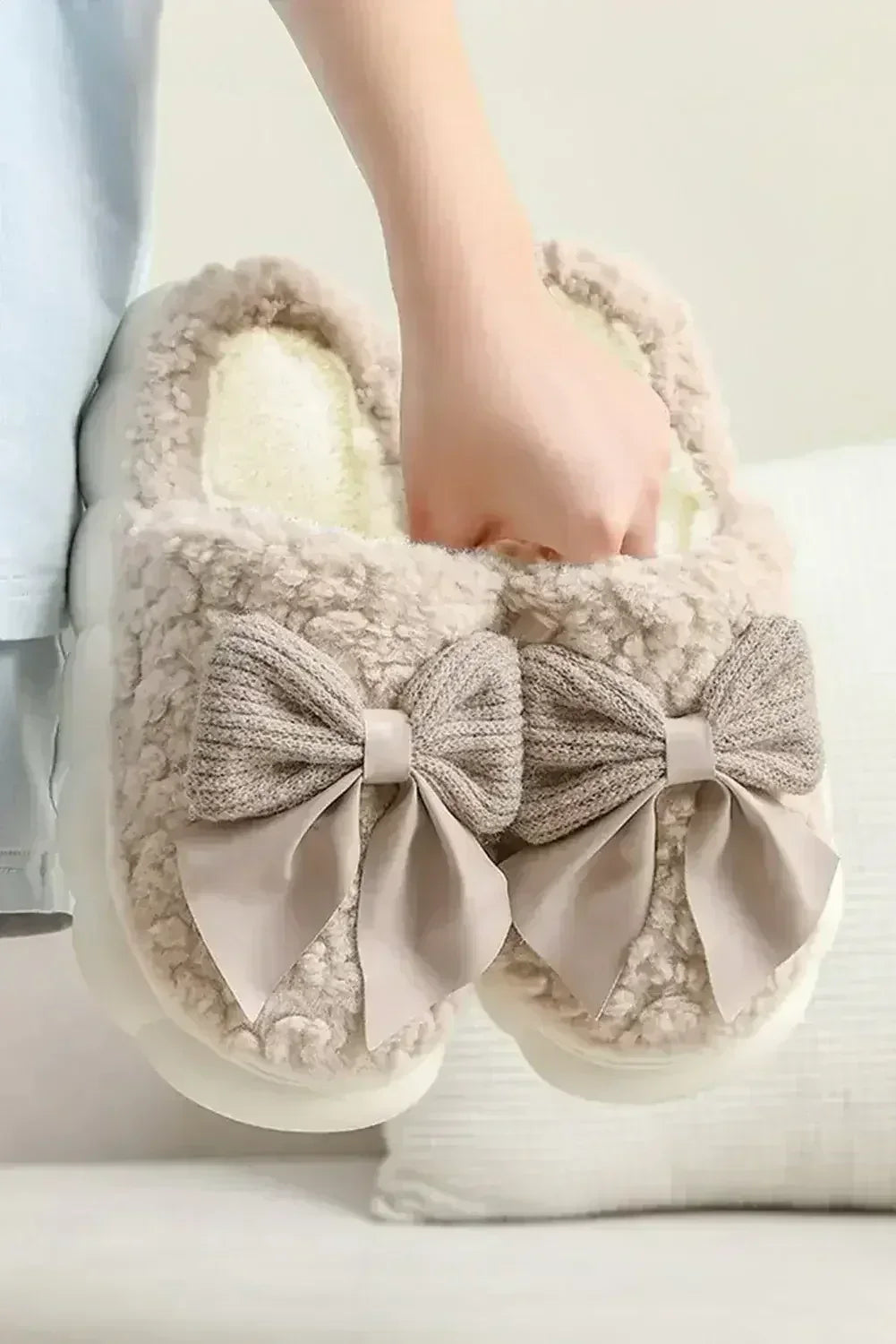 White Contrast Bowknot Applique Plush Winter Slippers - Femstylo