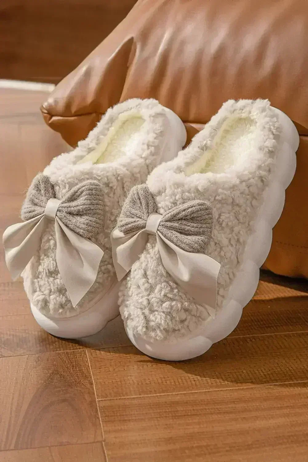 White Contrast Bowknot Applique Plush Winter Slippers - Femstylo