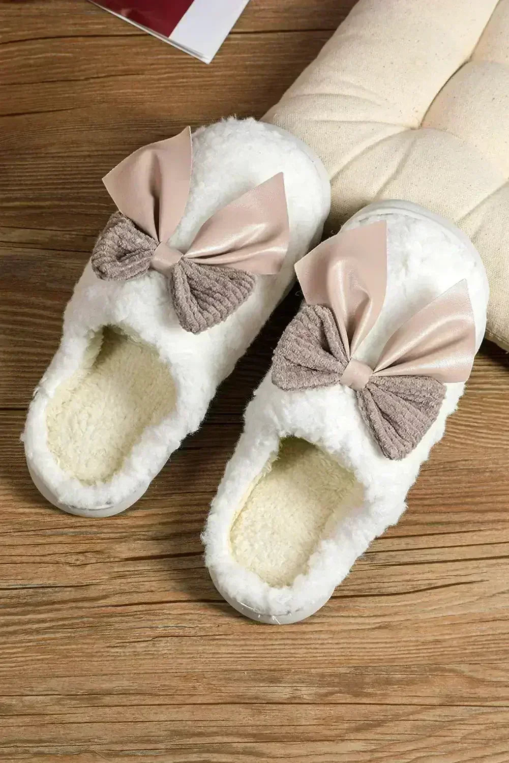 White Contrast Bowknot Applique Plush Winter Slippers - Femstylo