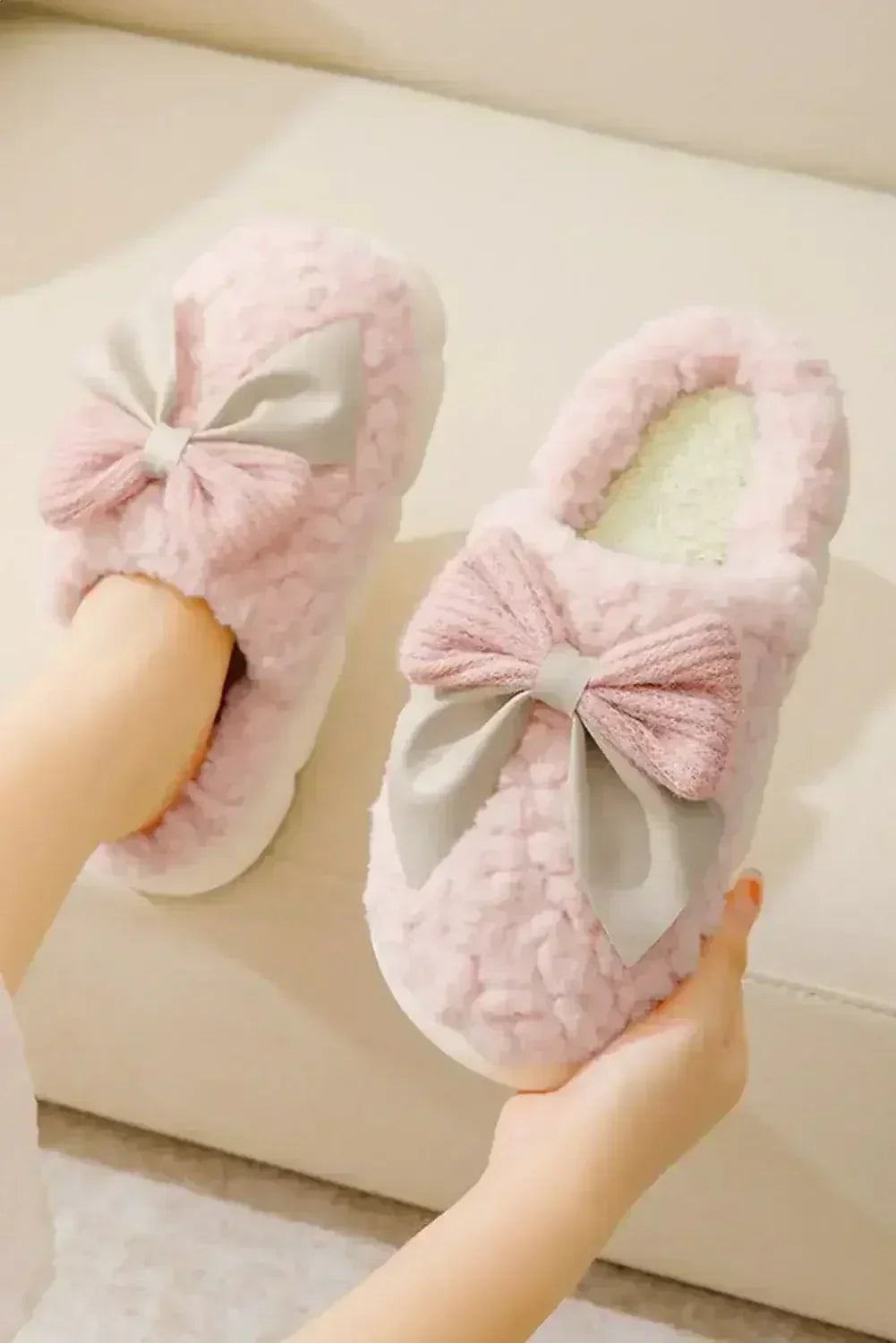 White Contrast Bowknot Applique Plush Winter Slippers - Femstylo