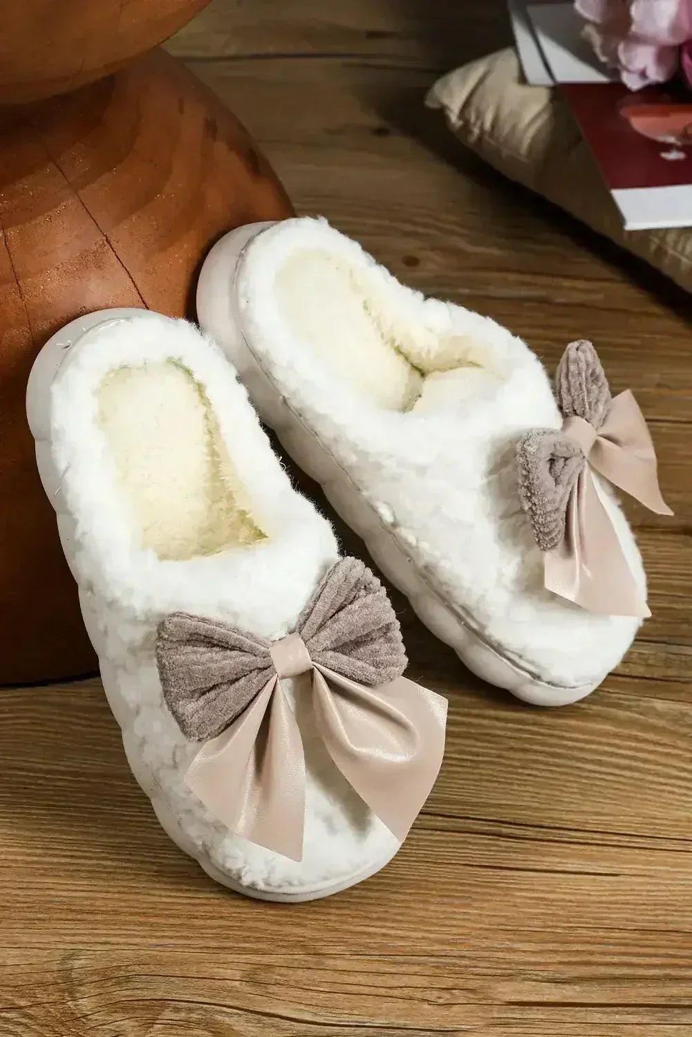 White Contrast Bowknot Applique Plush Winter Slippers - Femstylo