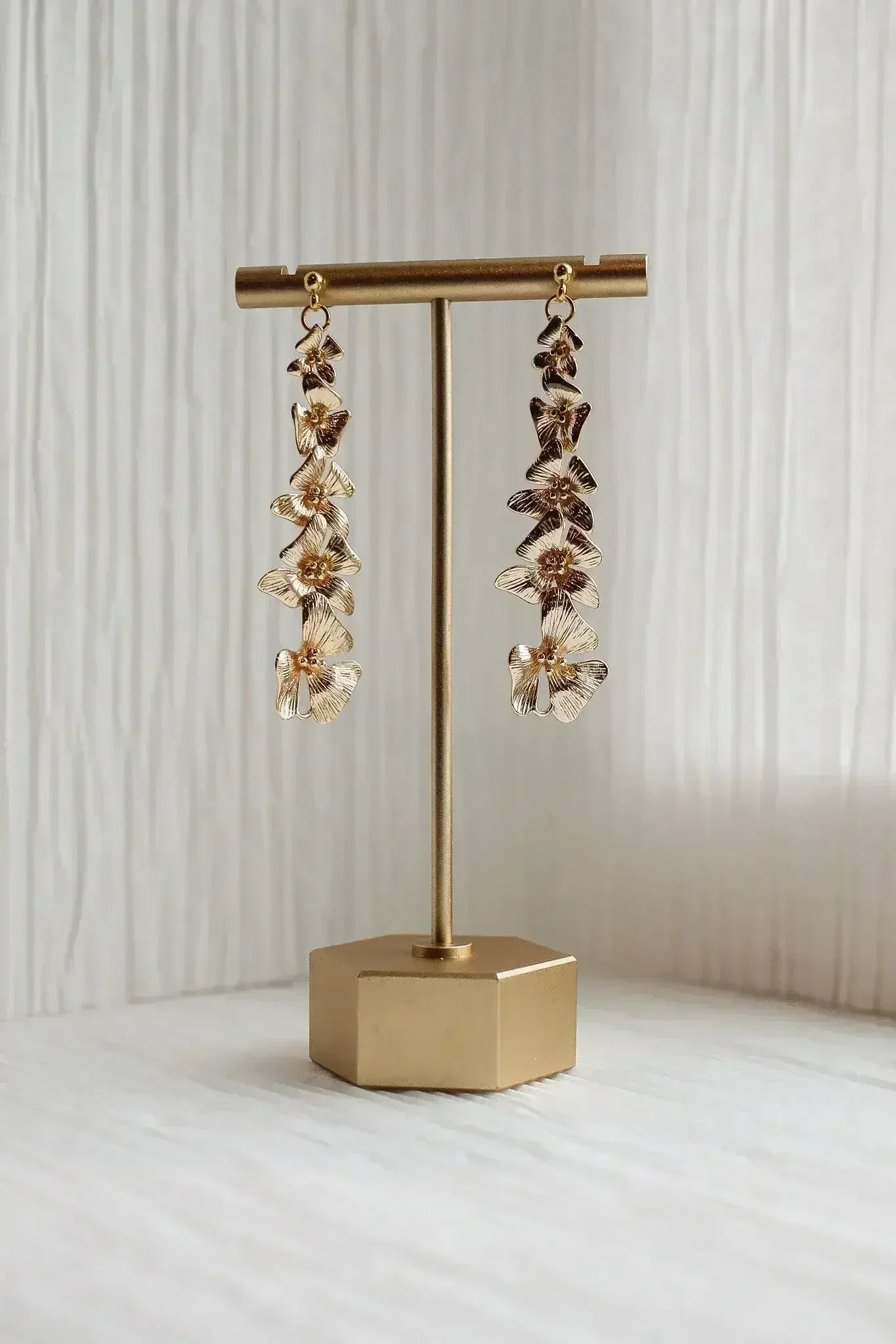 Annabeth Flower Dangle in Gold - Femstylo