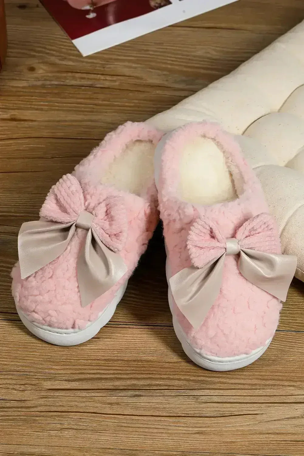 White Contrast Bowknot Applique Plush Winter Slippers - Femstylo
