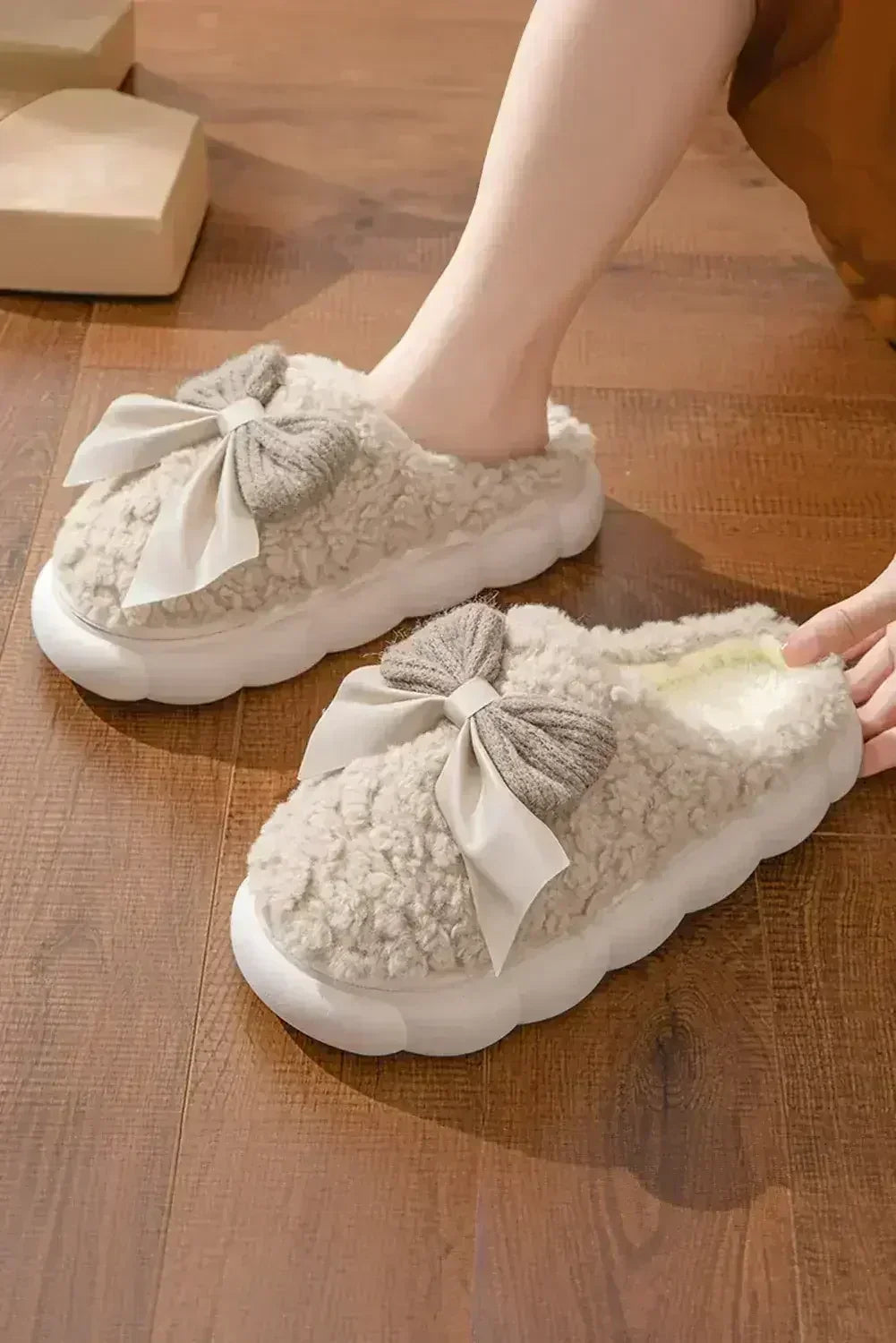 White Contrast Bowknot Applique Plush Winter Slippers - Femstylo