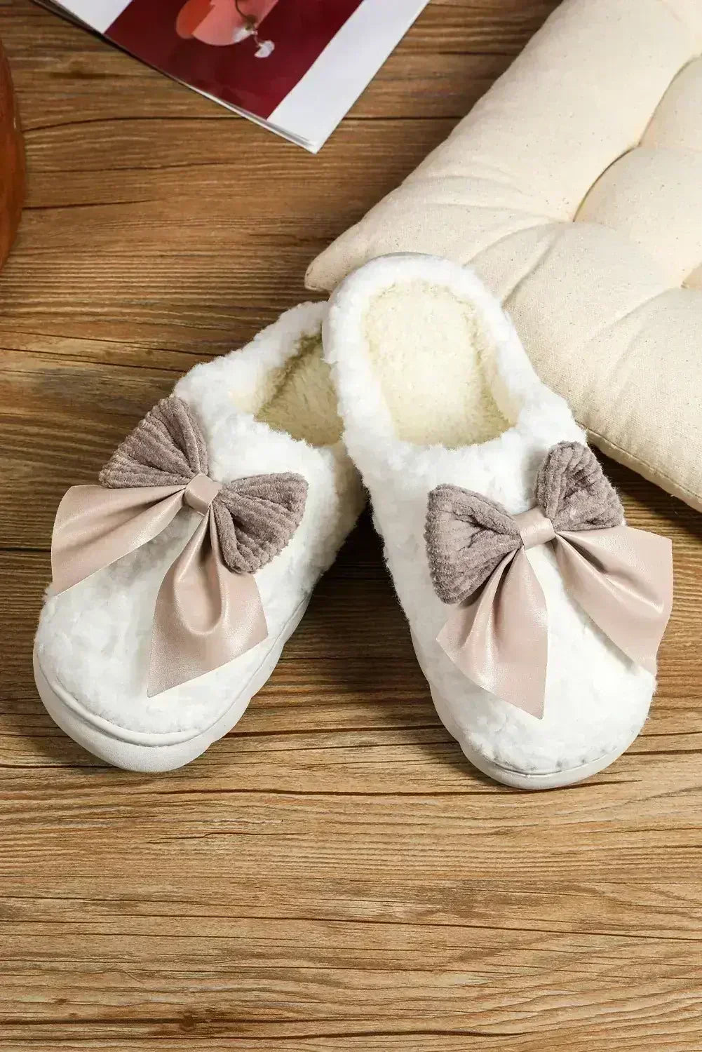 White Contrast Bowknot Applique Plush Winter Slippers - Femstylo