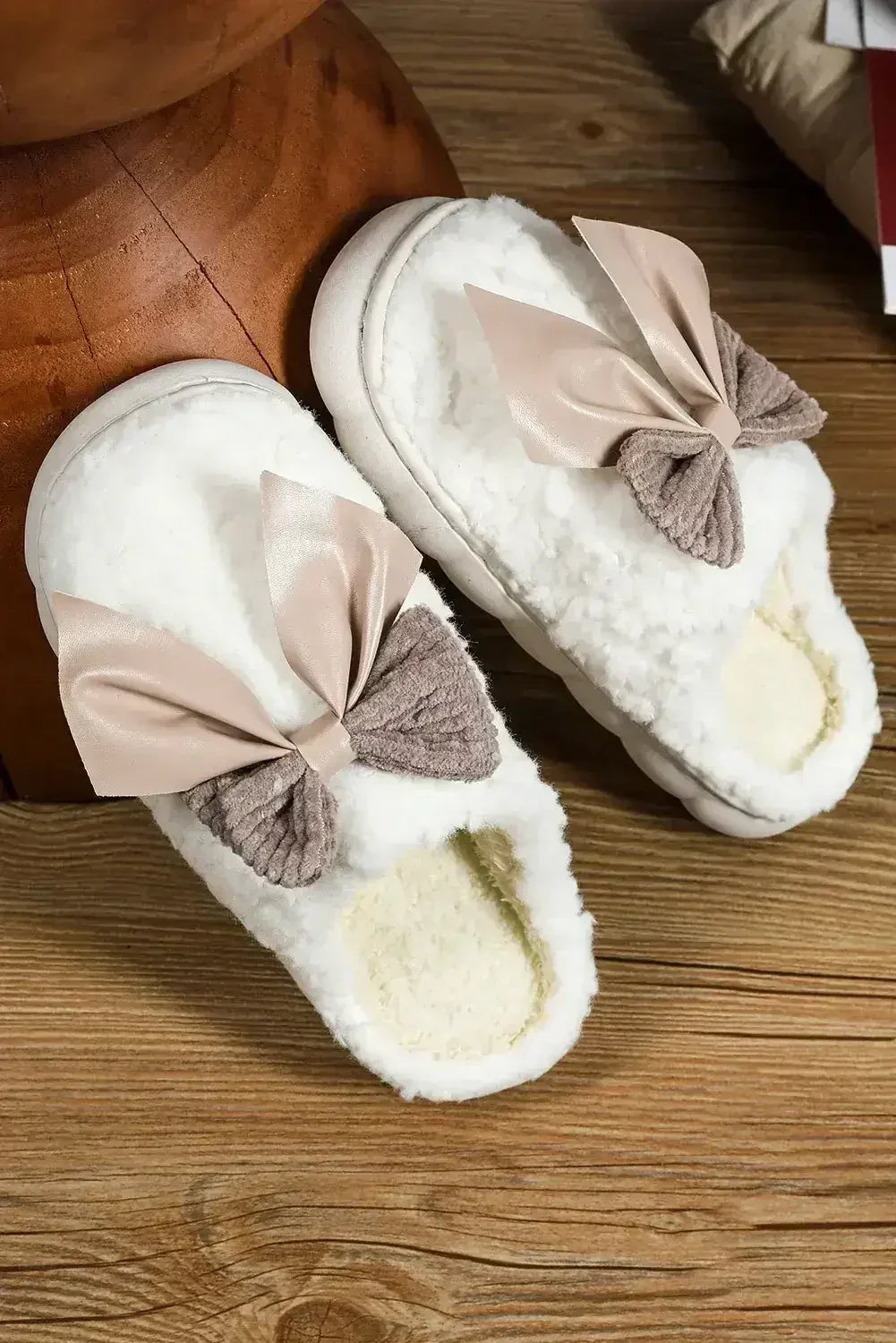 White Contrast Bowknot Applique Plush Winter Slippers - Femstylo