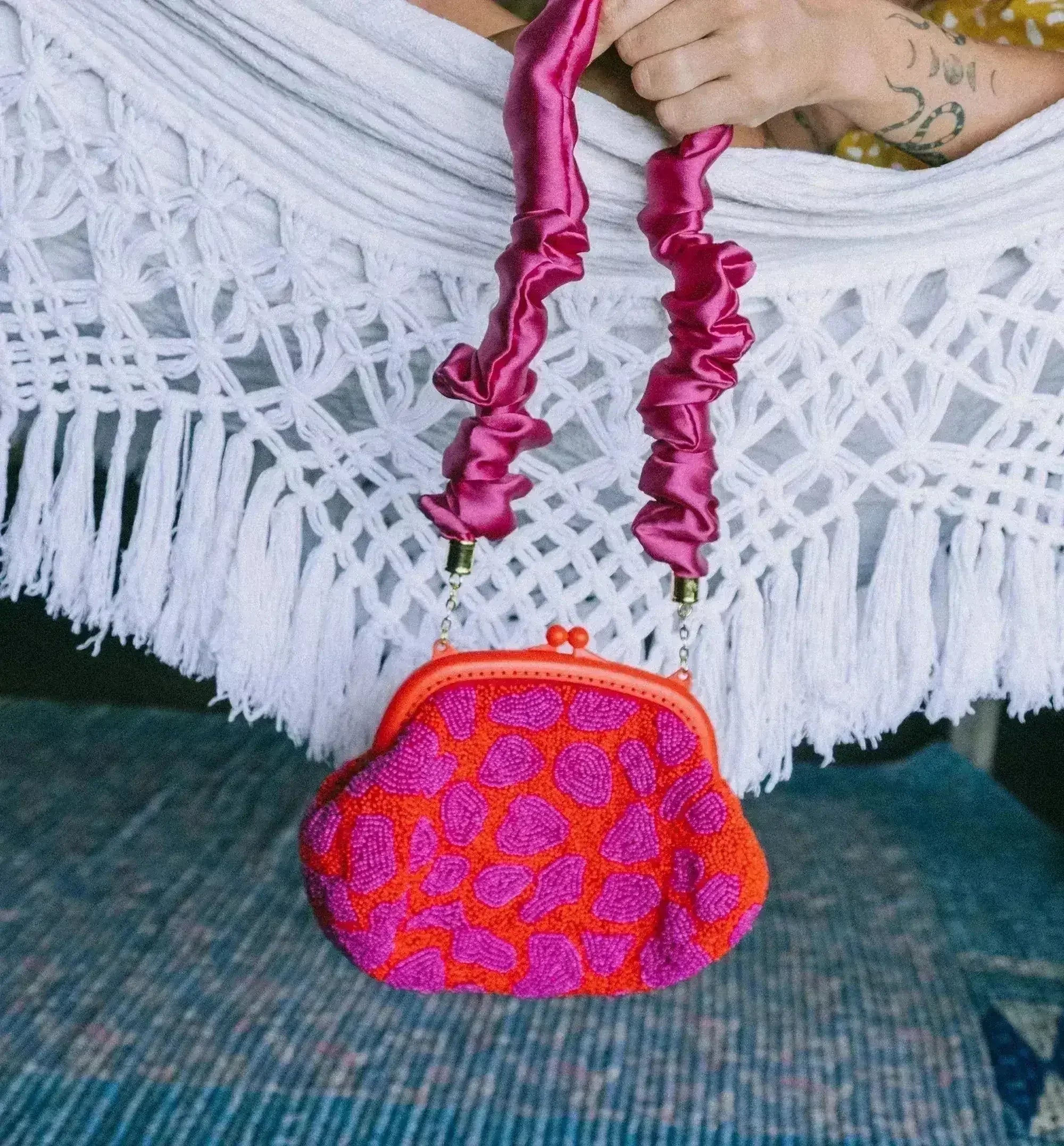 ARNOLDI JEAN Hand-beaded Clutch, in Red & Pink - Femstylo